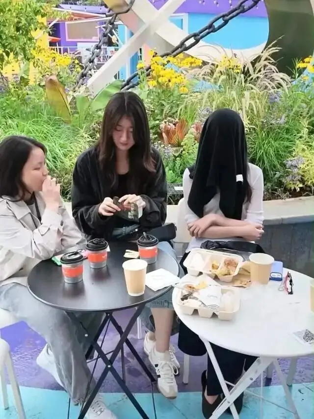 李亚鹏咖啡店开业,义女与家人现身支持气氛很和谐