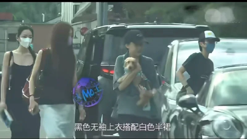 王菲俩女儿罕见同框!20岁李嫣纤细身材吸睛 清冷气质似妈妈