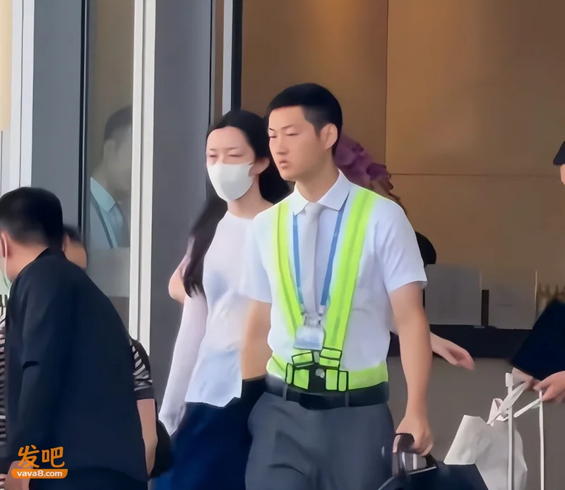 王菲俩女儿罕见同框!20岁李嫣纤细身材吸睛 清冷气质似妈妈