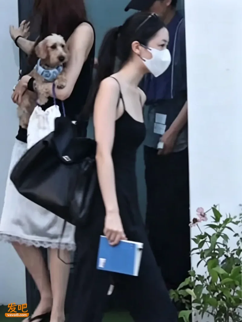 王菲俩女儿罕见同框!20岁李嫣纤细身材吸睛 清冷气质似妈妈
