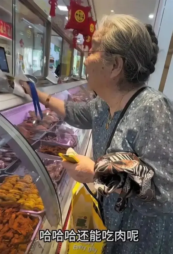 90岁"容嬷嬷"李明启近照曝光!独自逛菜场给重孙买熟食状态超好