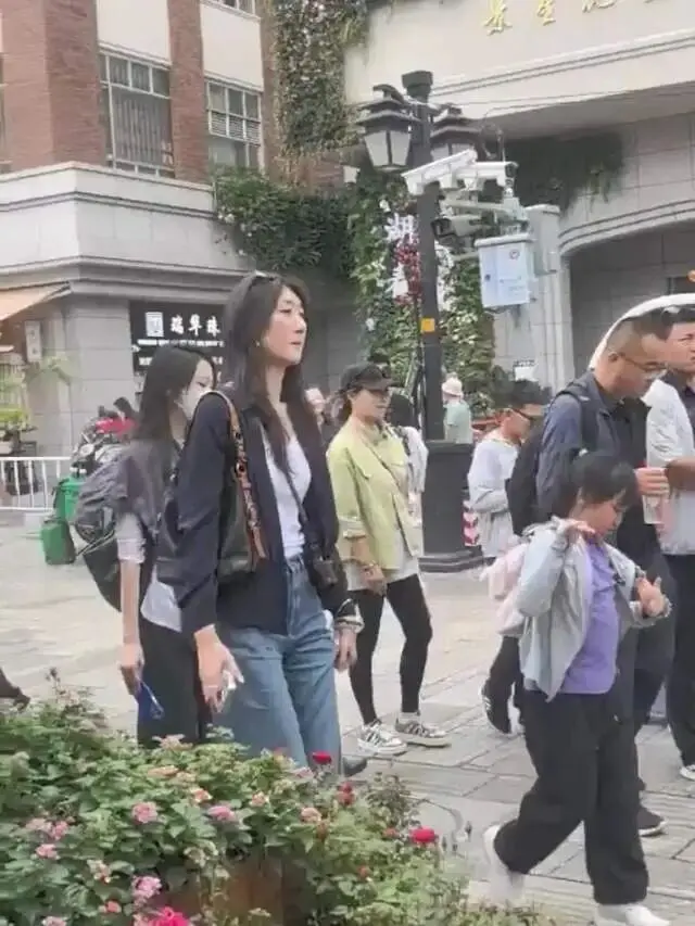 李亚鹏咖啡店开业,义女与家人现身支持气氛很和谐