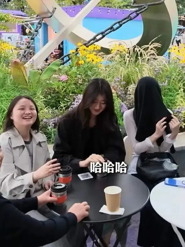 李亚鹏咖啡店开业,义女与家人现身支持气氛很和谐