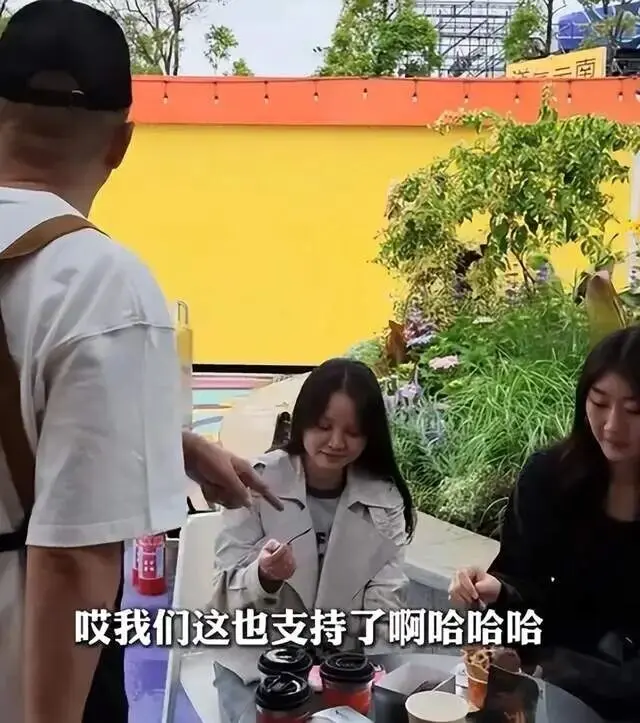李亚鹏咖啡店开业,义女与家人现身支持气氛很和谐