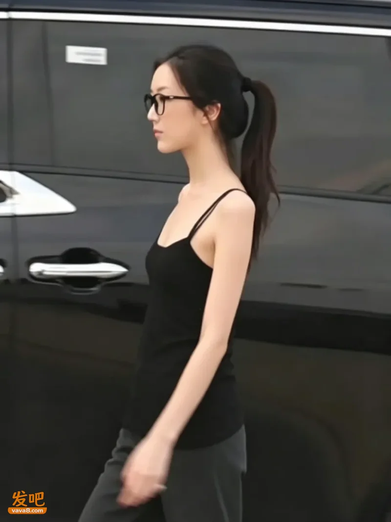 王菲俩女儿罕见同框!20岁李嫣纤细身材吸睛 清冷气质似妈妈