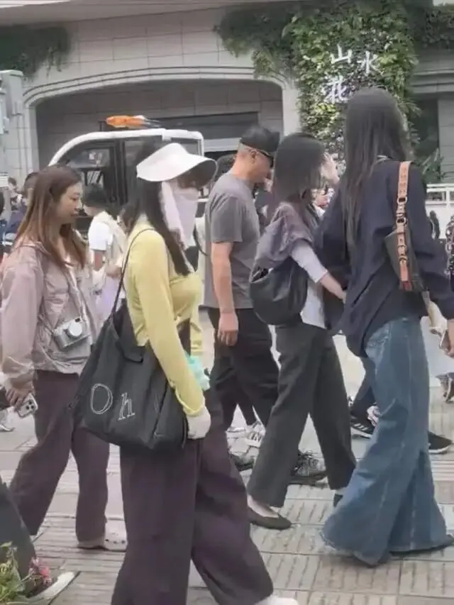 李亚鹏咖啡店开业,义女与家人现身支持气氛很和谐