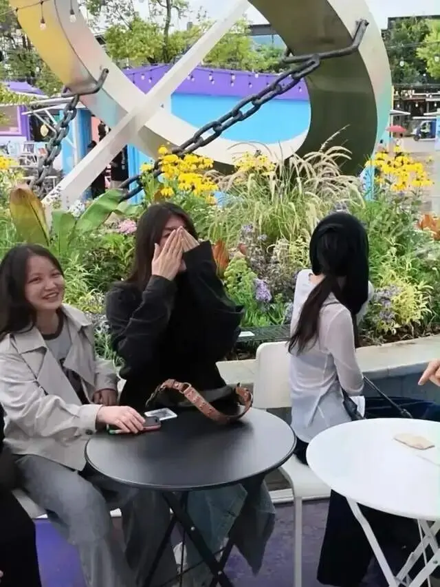 李亚鹏咖啡店开业,义女与家人现身支持气氛很和谐