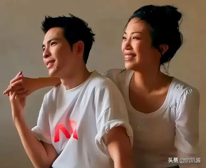 钱多有啥用？萧敬腾自曝与大14岁妻子婚后生活，给少夫老妻提了醒