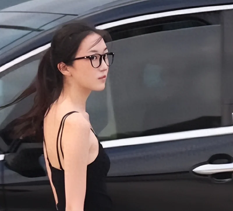 王菲俩女儿罕见同框!20岁李嫣纤细身材吸睛 清冷气质似妈妈