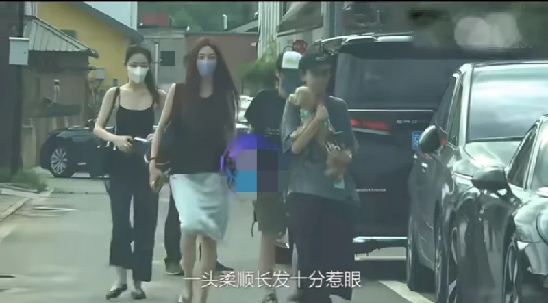王菲俩女儿罕见同框!20岁李嫣纤细身材吸睛 清冷气质似妈妈