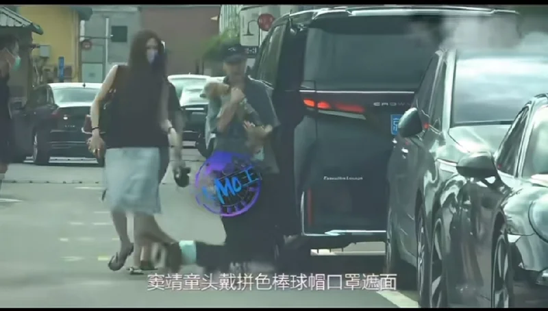 王菲俩女儿罕见同框!20岁李嫣纤细身材吸睛 清冷气质似妈妈