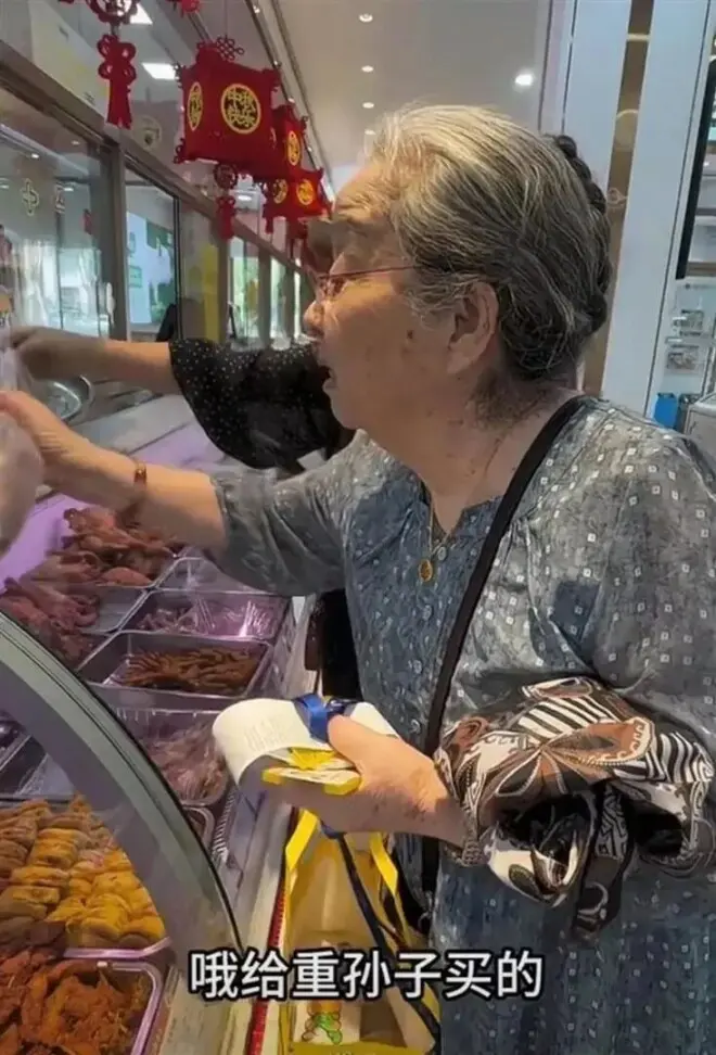 90岁"容嬷嬷"李明启近照曝光!独自逛菜场给重孙买熟食状态超好
