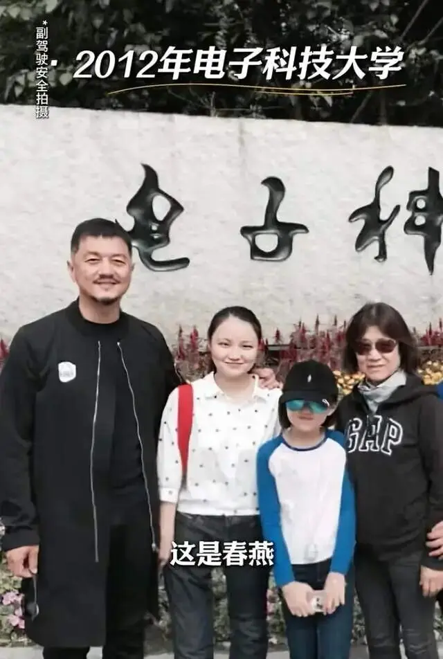 李亚鹏咖啡店开业,义女与家人现身支持气氛很和谐