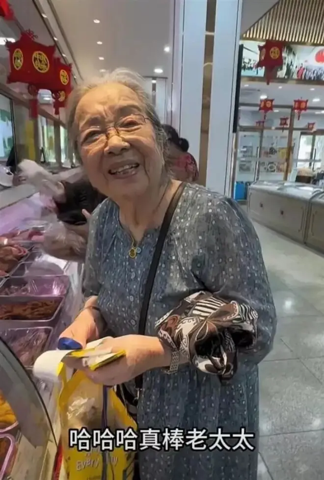 90岁"容嬷嬷"李明启近照曝光!独自逛菜场给重孙买熟食状态超好