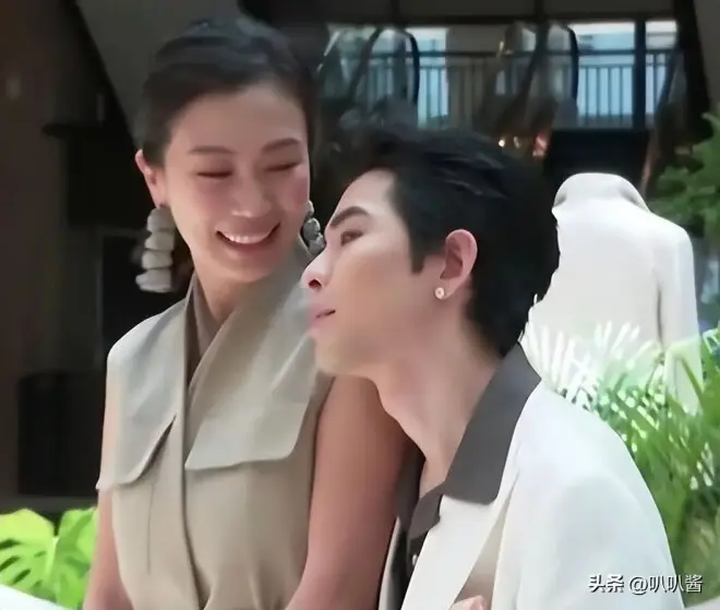 钱多有啥用？萧敬腾自曝与大14岁妻子婚后生活，给少夫老妻提了醒