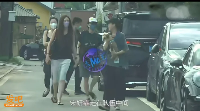 王菲俩女儿罕见同框!20岁李嫣纤细身材吸睛 清冷气质似妈妈