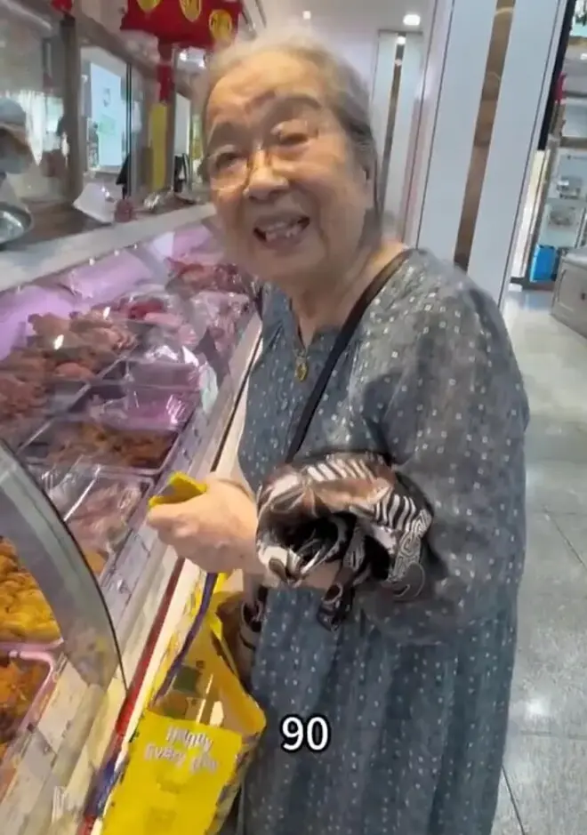 90岁"容嬷嬷"李明启近照曝光!独自逛菜场给重孙买熟食状态超好