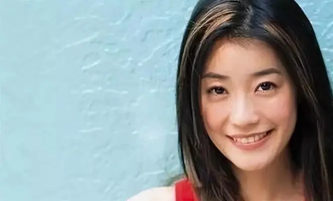 她宁愿单身也不接受谢霆锋,转身嫁豪门生4娃,如今46岁