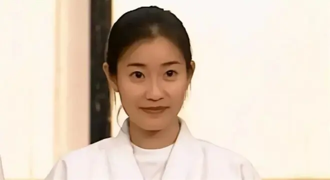她宁愿单身也不接受谢霆锋,转身嫁豪门生4娃,如今46岁