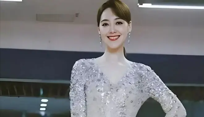 私生活混乱?遭央视"开除"?被传与小尼结婚的她如今咋样了?
