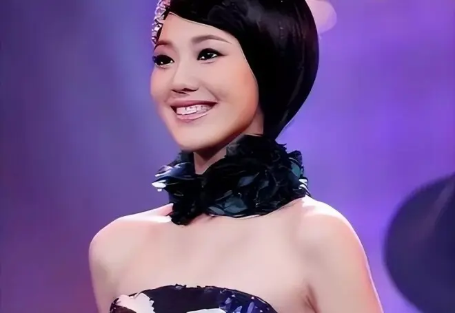 私生活混乱?遭央视"开除"?被传与小尼结婚的她如今咋样了?