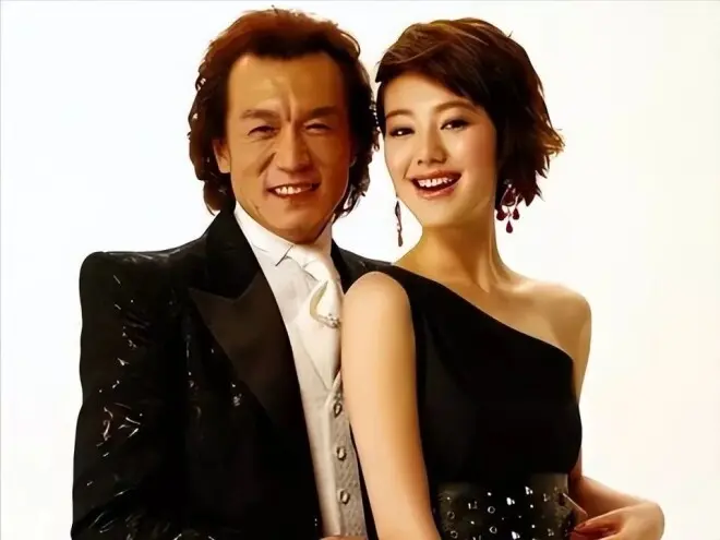 私生活混乱?遭央视"开除"?被传与小尼结婚的她如今咋样了?