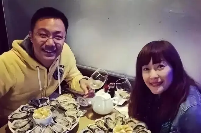她宁愿单身也不接受谢霆锋,转身嫁豪门生4娃,如今46岁