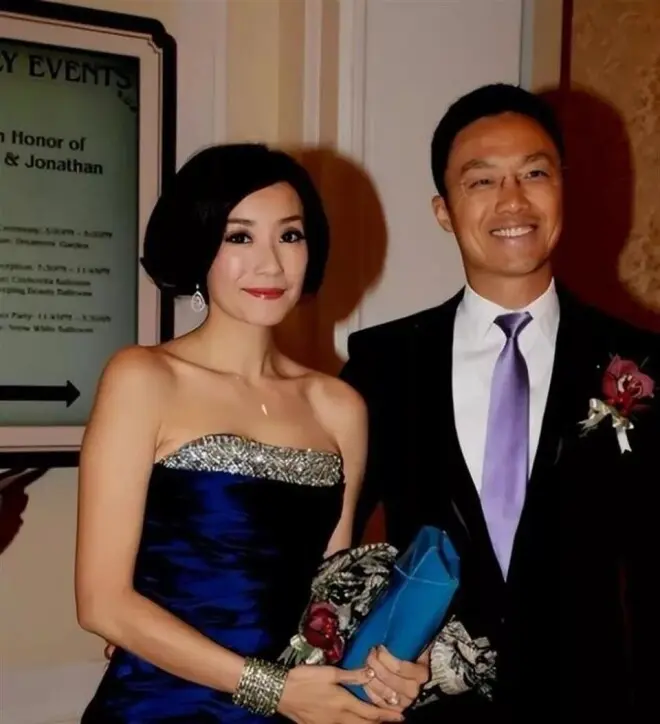 她宁愿单身也不接受谢霆锋,转身嫁豪门生4娃,如今46岁