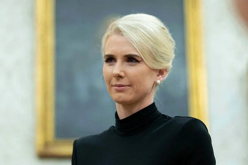 特朗普与美女助理形影不离掀热议 躲伊朗暗杀也带她 曾钻后车厢同行