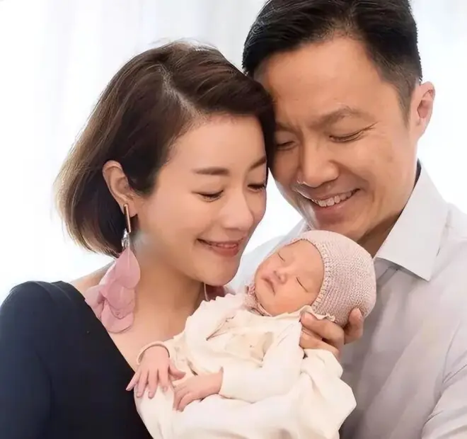 她宁愿单身也不接受谢霆锋,转身嫁豪门生4娃,如今46岁