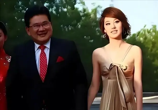 私生活混乱?遭央视"开除"?被传与小尼结婚的她如今咋样了?
