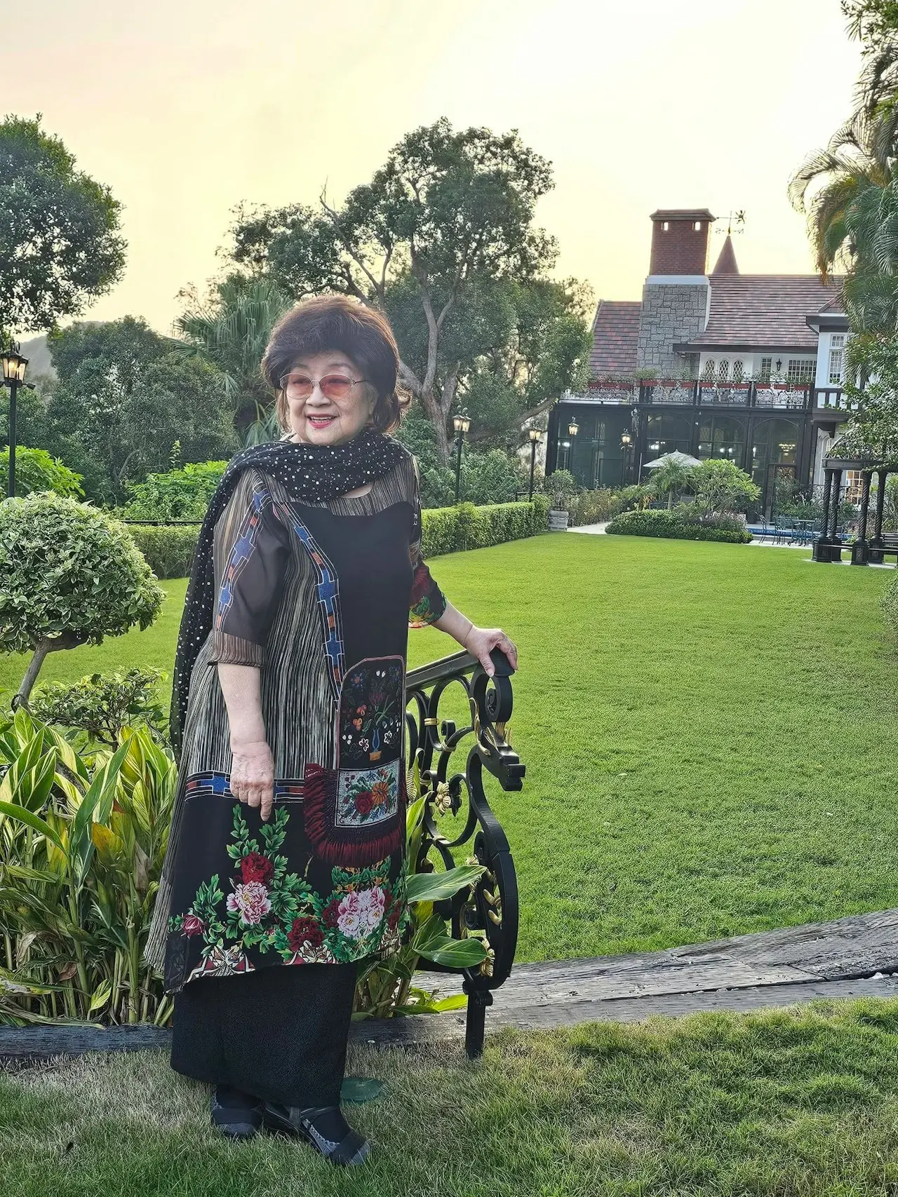徐小凤做客李锦记大宅，97岁女主人热情接待，大宅灯火通明好气派