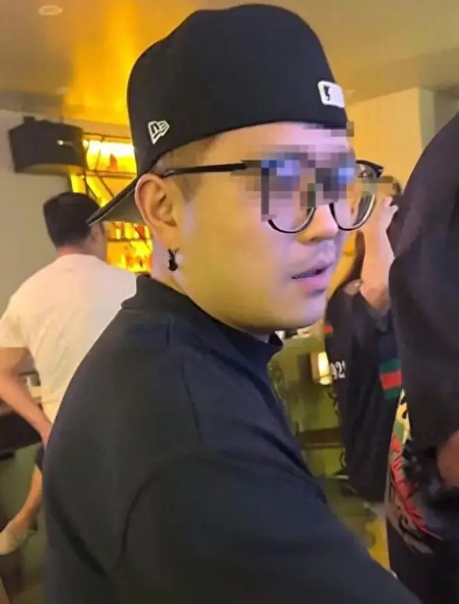 消失7年的王宝强经纪人宋喆近照疑曝光，现身某酒局，想翻红？