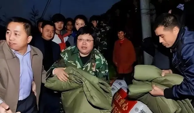 韩红曾自曝大学时是校花,看到她18岁的照片,我被惊艳了