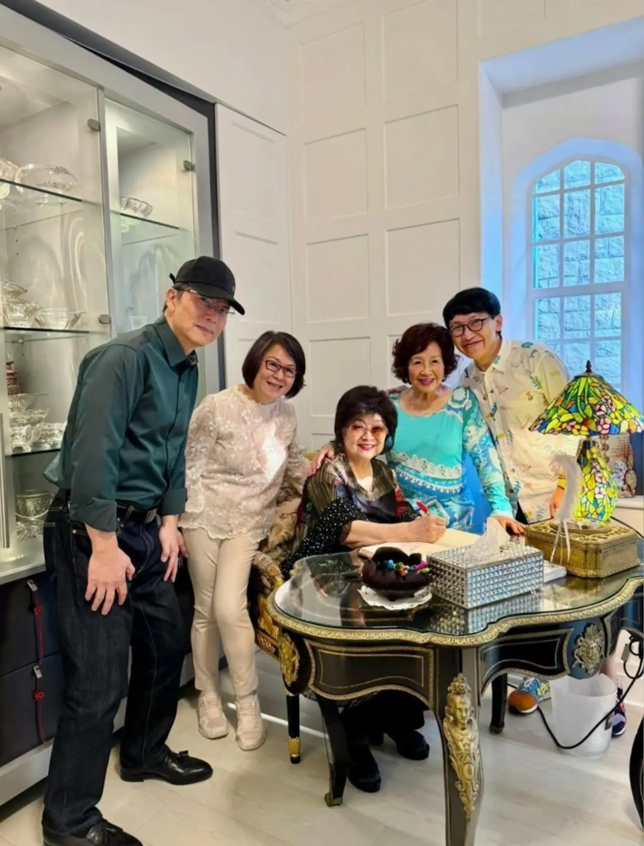徐小凤做客李锦记大宅，97岁女主人热情接待，大宅灯火通明好气派
