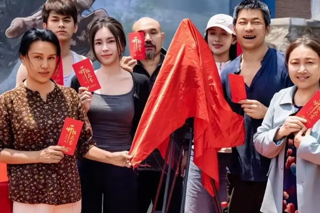 知名演员被前夫骗到破产，52岁沦落到演短剧，直言要去卖韭菜盒子