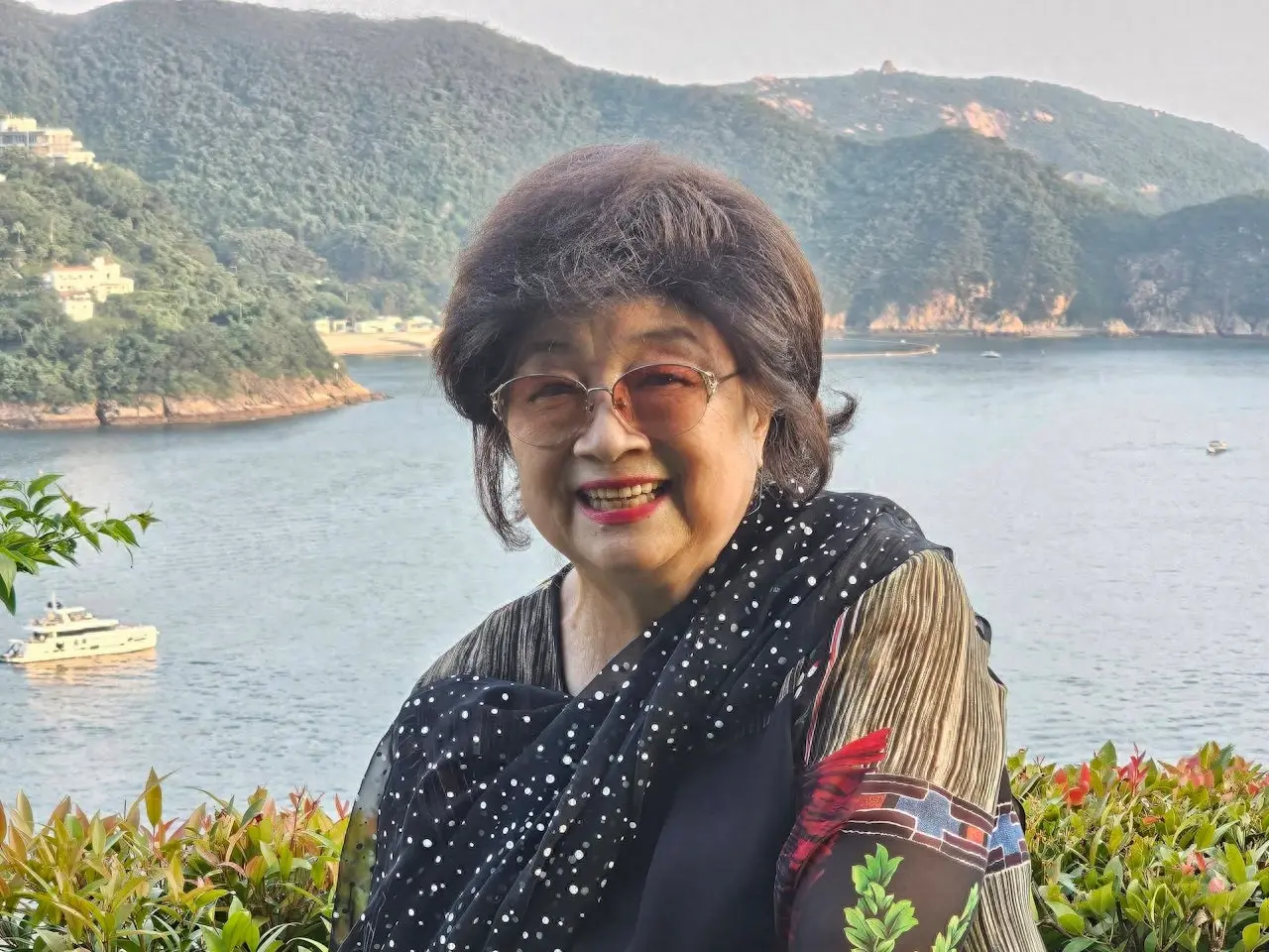 徐小凤做客李锦记大宅，97岁女主人热情接待，大宅灯火通明好气派
