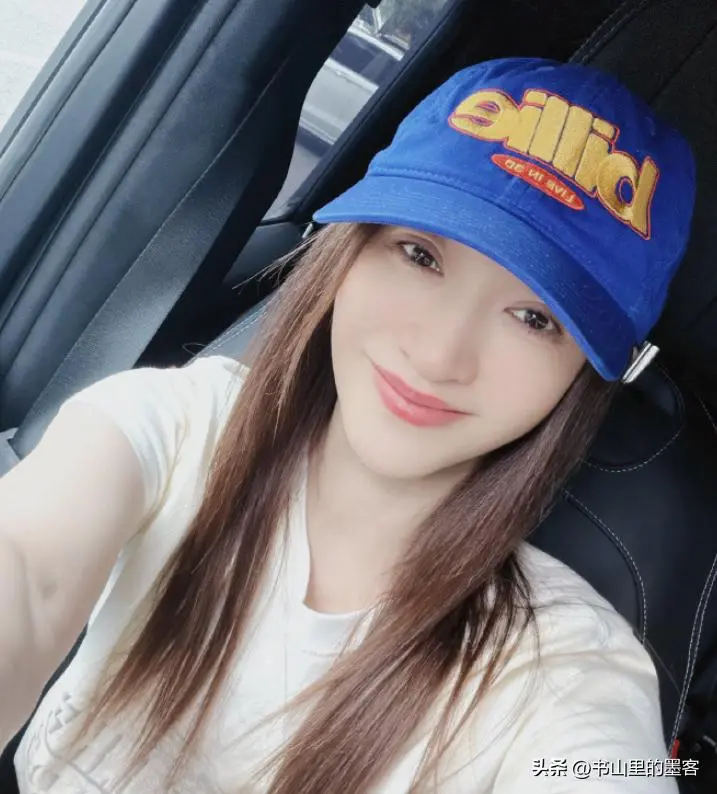 李小冉单身生活好滋润！七夕喜提 300 万豪车，刚搬进北京大平层