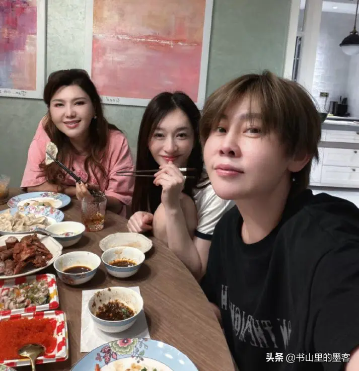 李小冉单身生活好滋润！七夕喜提 300 万豪车，刚搬进北京大平层