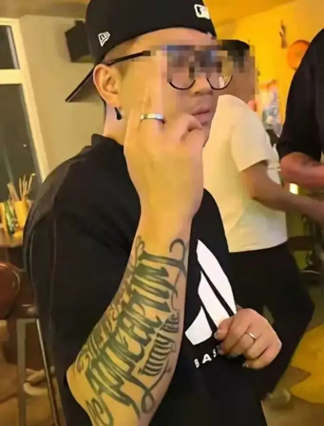 消失7年的王宝强经纪人宋喆近照疑曝光，现身某酒局，想翻红？