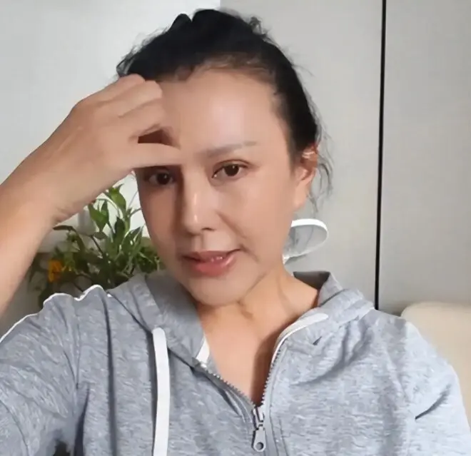 知名演员被前夫骗到破产，52岁沦落到演短剧，直言要去卖韭菜盒子