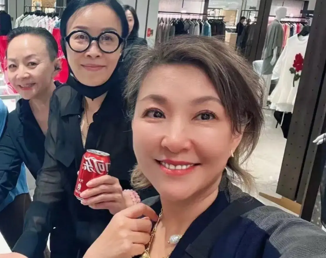 65岁宋丹丹被曝做财产公证，有12个小目标的她，每月给儿子家80万