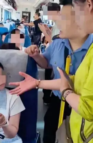 两人买三张票一个座位放零食，站票大姐想坐遭拒
