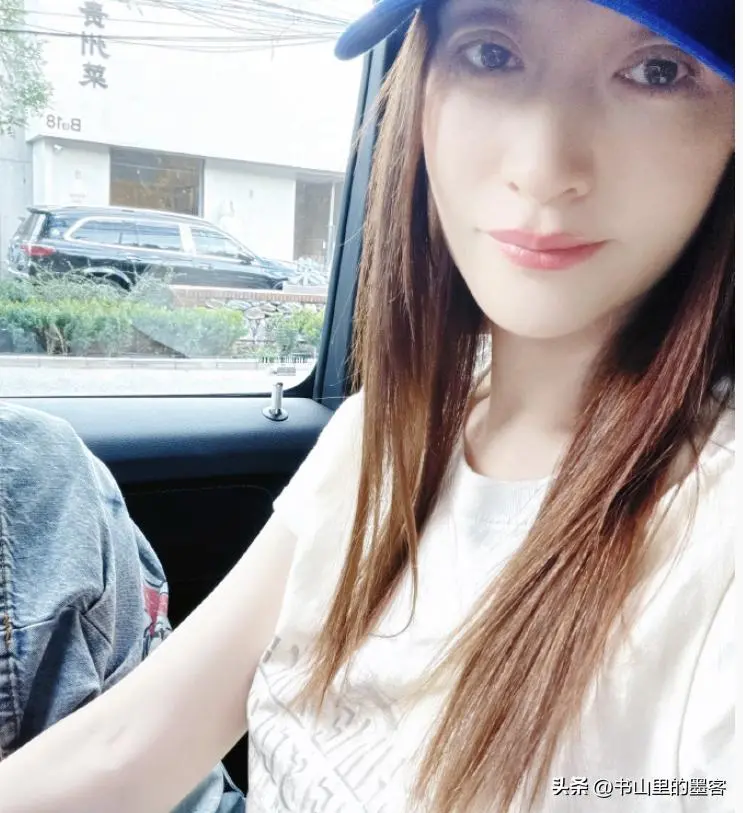 李小冉单身生活好滋润！七夕喜提 300 万豪车，刚搬进北京大平层
