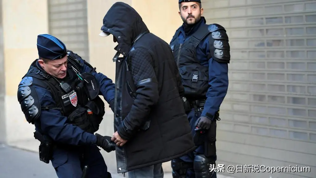 长达9年！法国1高官给求职者下利尿剂，还盯着她们当街小便