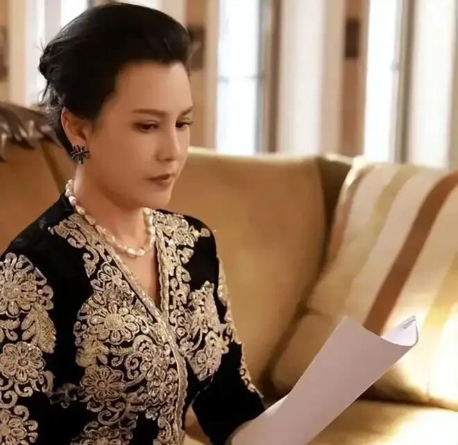 知名演员被前夫骗到破产，52岁沦落到演短剧，直言要去卖韭菜盒子