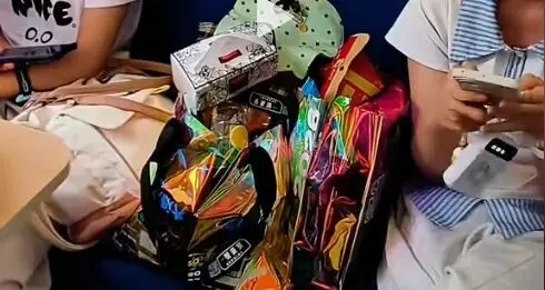 两人买三张票一个座位放零食，站票大姐想坐遭拒