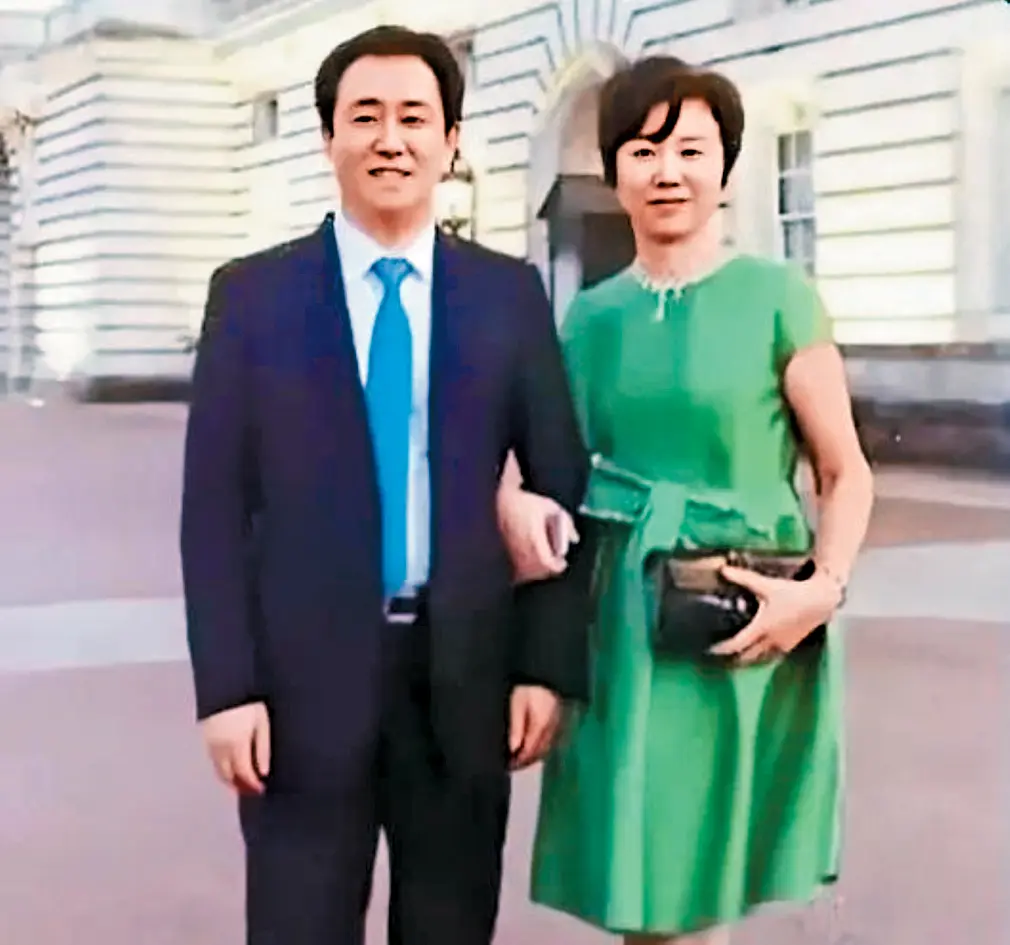 恒大许家印︱穷小子2万元起家变中国首富  儿时食发霉馒头试过掏粪生活