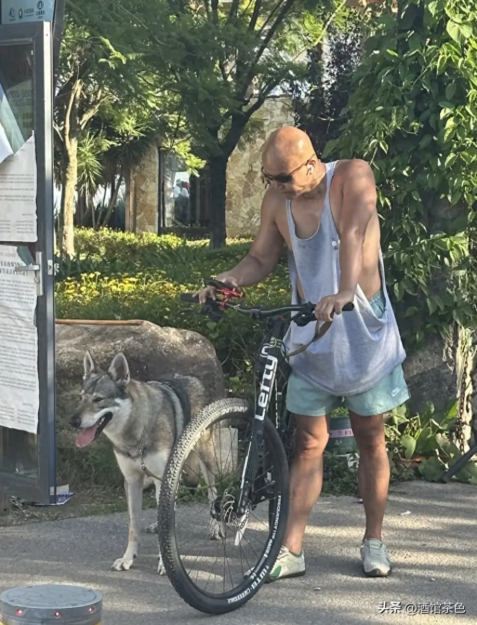 乐嘉近况曝光！51岁身材壮硕，隐居在云南小镇，和女儿相依为命