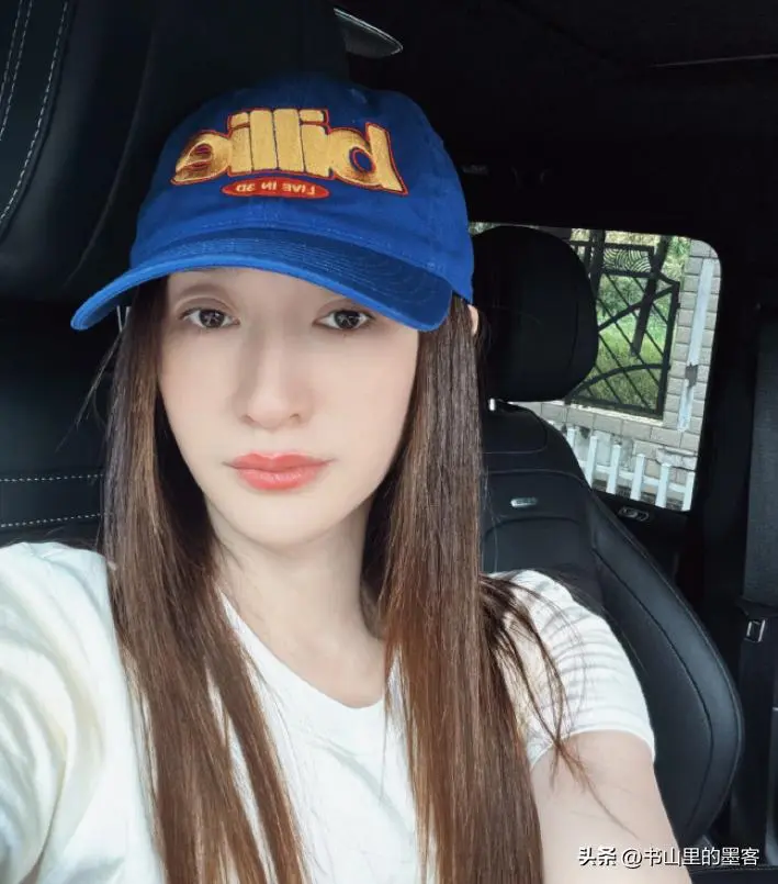 李小冉单身生活好滋润！七夕喜提 300 万豪车，刚搬进北京大平层